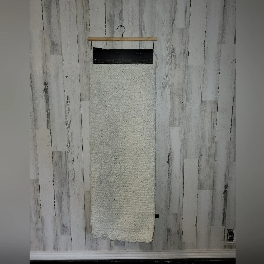NWT Rachel Zoe Knit Metallic Table Runner